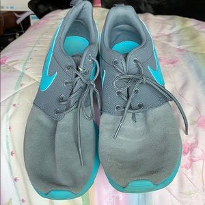 Women’s 8, Boys 6.5Y Nike Roshe